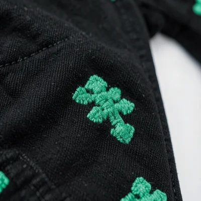 Pantalón negro con detalles en verde