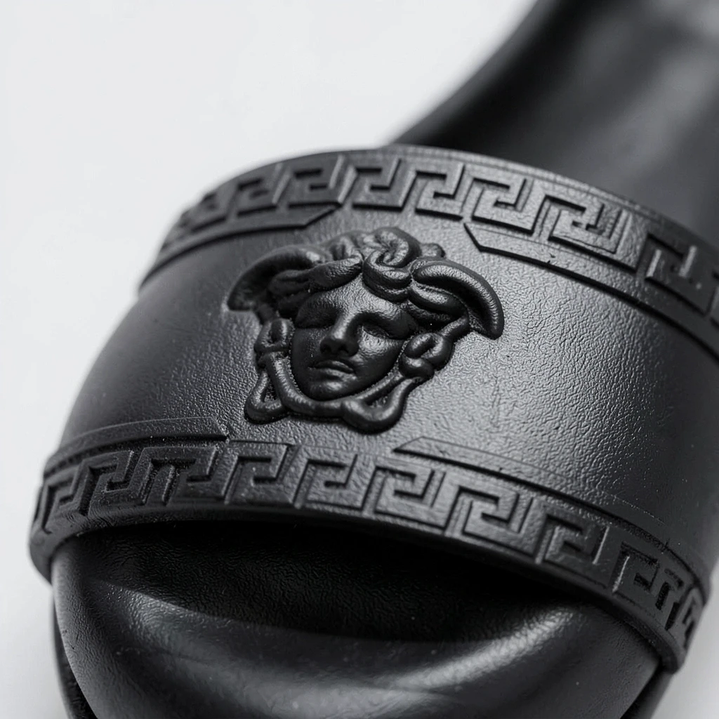 Chancleta de goma con diseño elegante