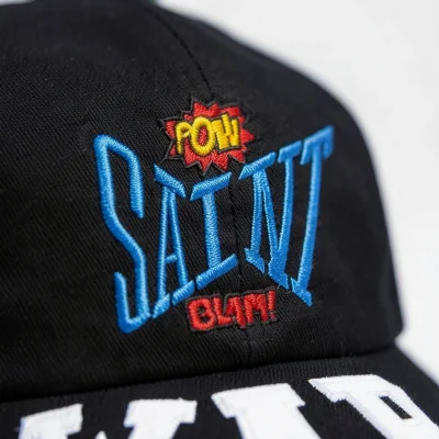 Gorra negra con bordado colorido