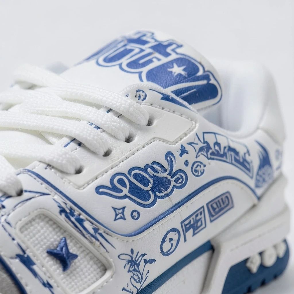 Tenis blanco con diseño gráfico