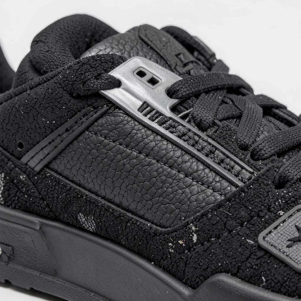 Tenis de diseño moderno con detalles en negro