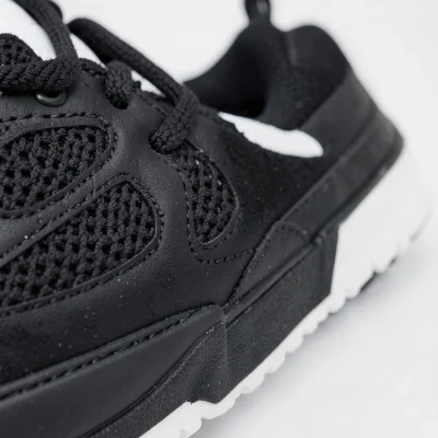 Tenis deportivos negros con detalles en blanco