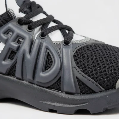 Tenis deportivos con detalles en negro y gris