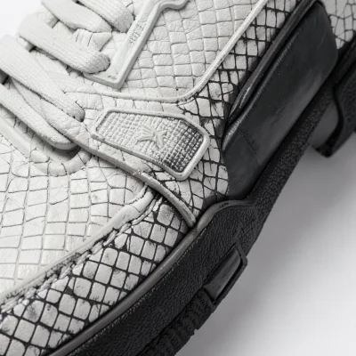 Tenis de piel con acabado texturizado