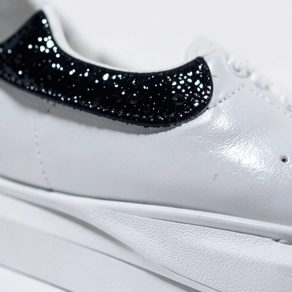 Tenis de cuero con detalles brillantes