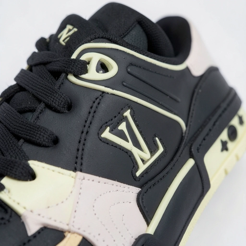 Tenis negro con detalles claros