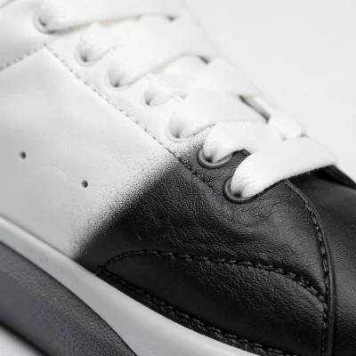 Tenis bicolor con detalles en negro