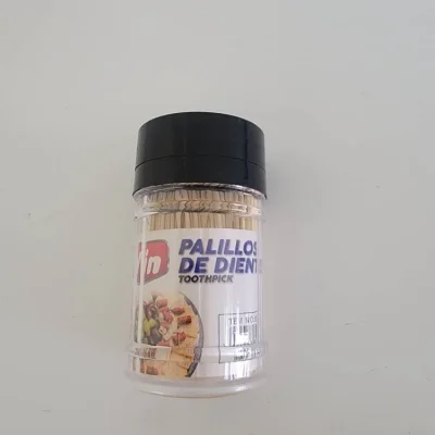 Palillos de dientes en envase práctico