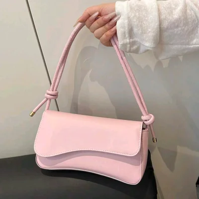 Cartera de mujer rosa con asa