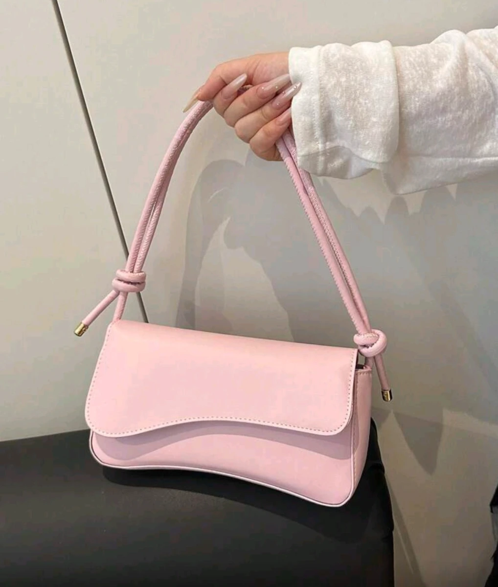 Cartera de mujer rosa con asa