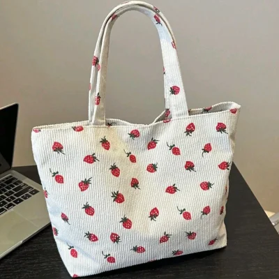 Bolso de mujer con diseño de fresas