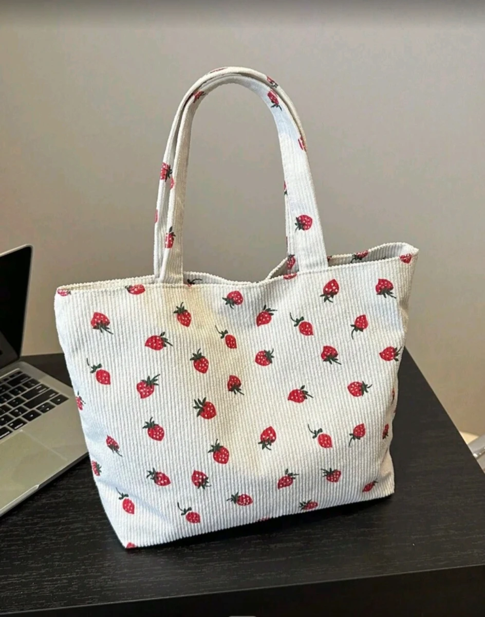 Bolso de mujer con diseño de fresas