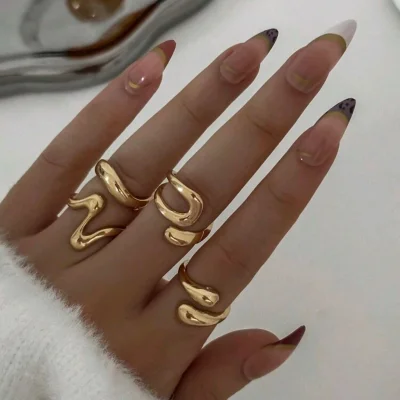 Anillos de metal dorado