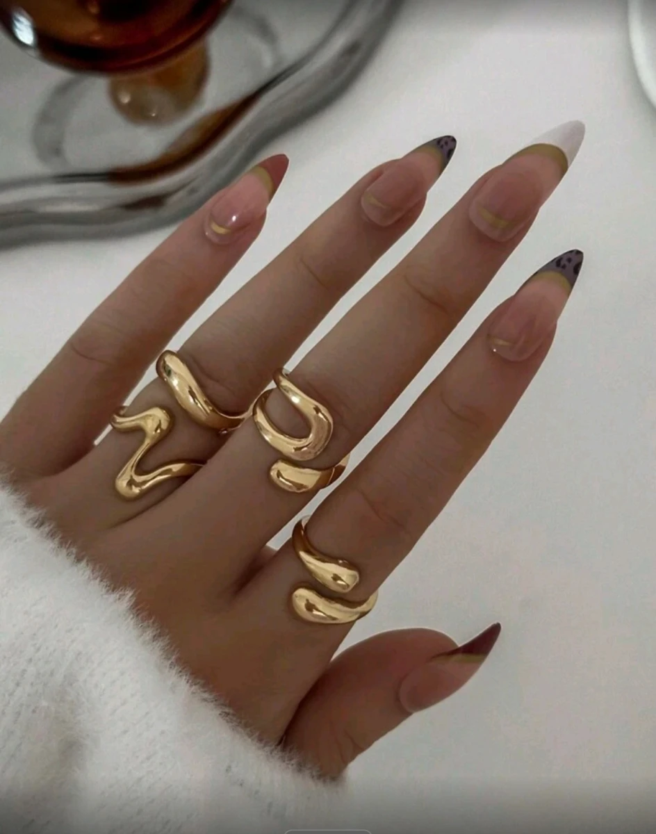 Anillos de metal dorado