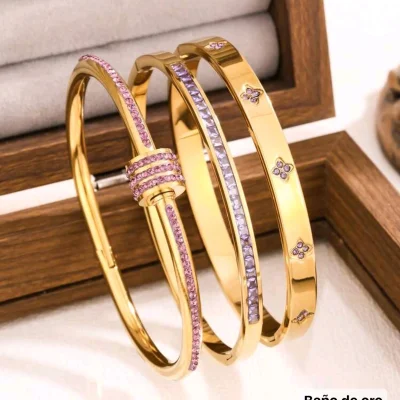 Pulseras de baño de oro con detalles en púrpura