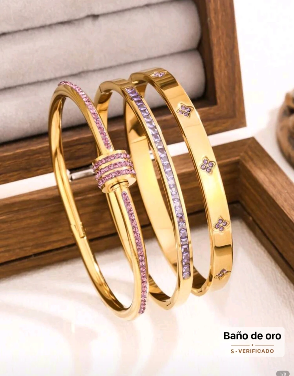 Pulseras de baño de oro con detalles en púrpura