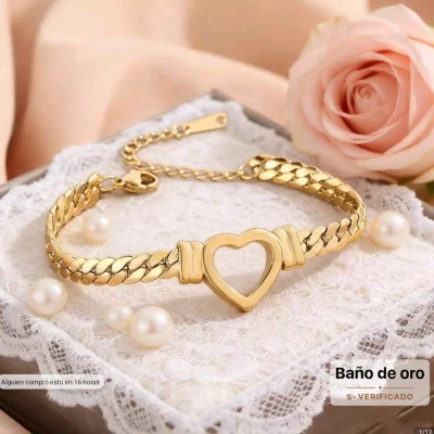 Pulsera dorada con detalle de corazón
