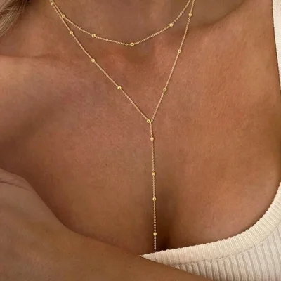 Collar dorado con diseño de capas