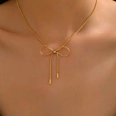 Collar dorado con lazo