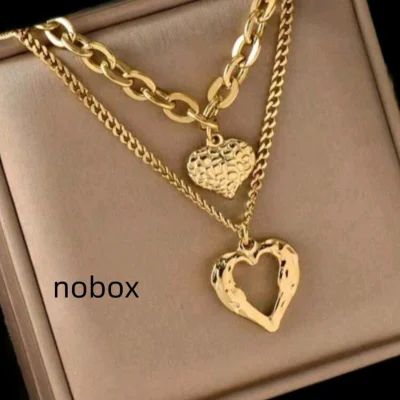 Juego de collares color dorado con detalles de corazón