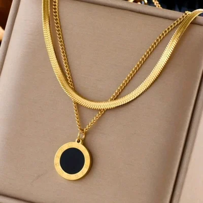 Juego de collares color dorado con detalle de perla negra en el centro