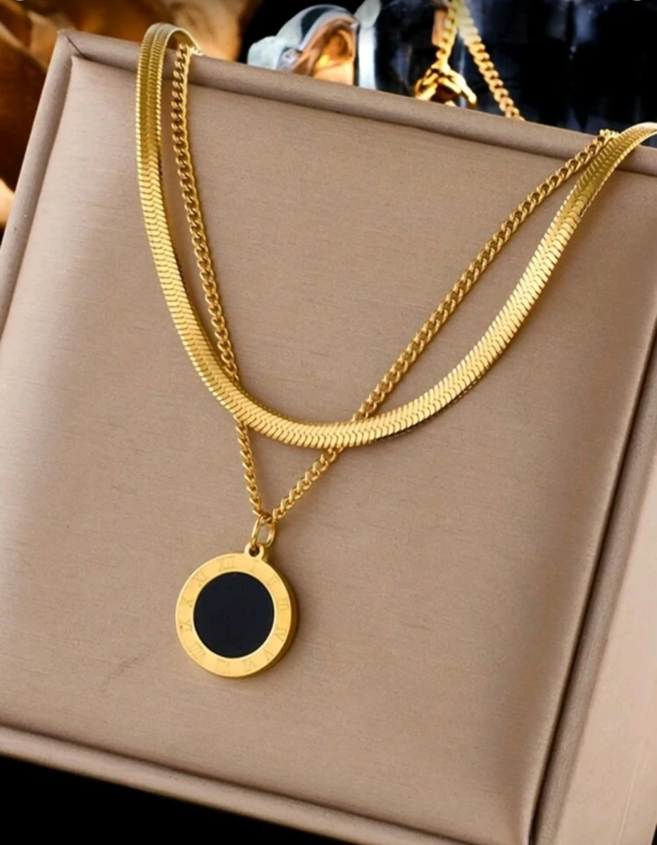 Juego de collares color dorado con detalle de perla negra en el centro