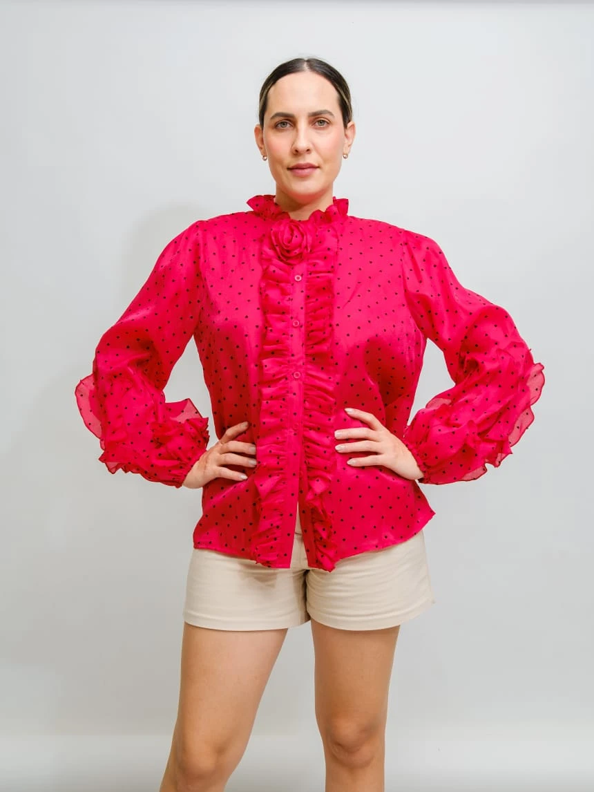 CAMISA ROJA DE CORAZONES NEGROS