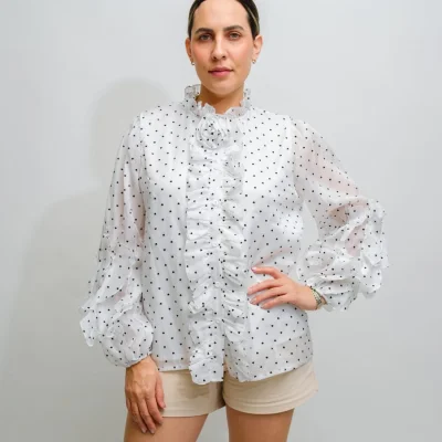 camisa blanca de corazones negros