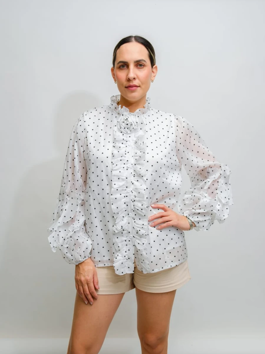 camisa blanca de corazones negros