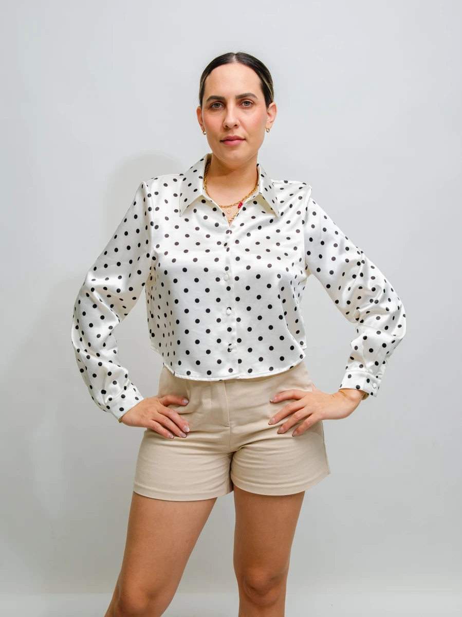 CAMISA BLANCA CON  PUNTOS NEGROS