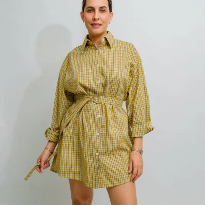 CAMISA AMARILLA. DE RALLAS EN CUADRO NEGRAS