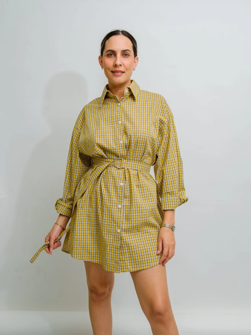 CAMISA AMARILLA. DE RALLAS EN CUADRO NEGRAS