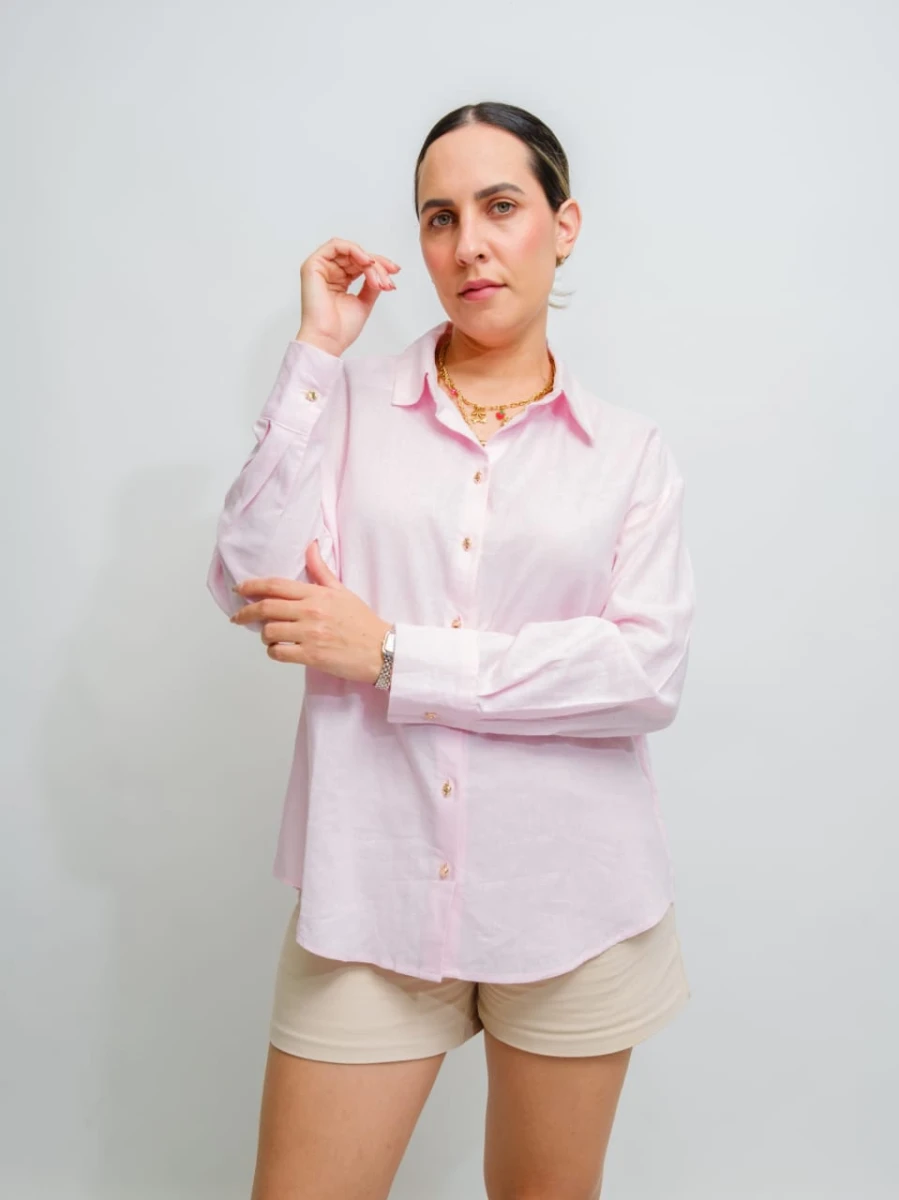 CAMISA ROSA DE BOTONES DORADOS
