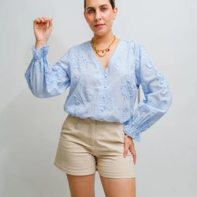 BLUSA AZUL DE MANGAS LARGAS CON LINEAS BLANCAS Y FLORES 3D