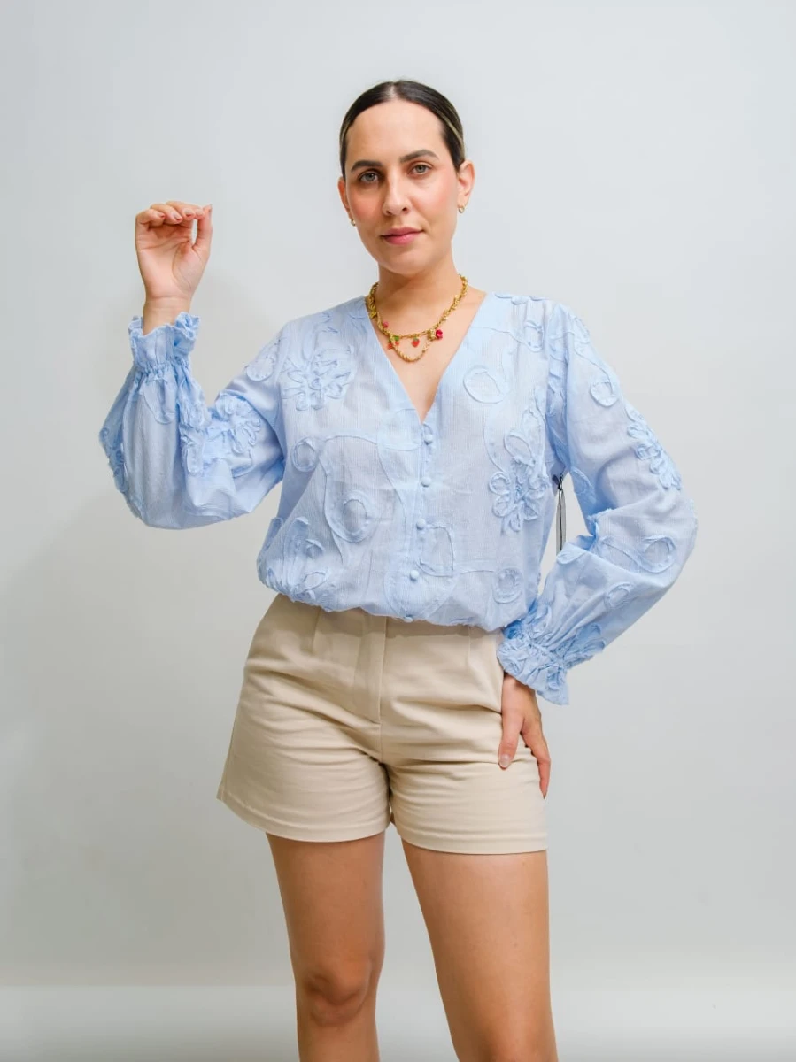 BLUSA AZUL DE MANGAS LARGAS CON LINEAS BLANCAS Y FLORES 3D