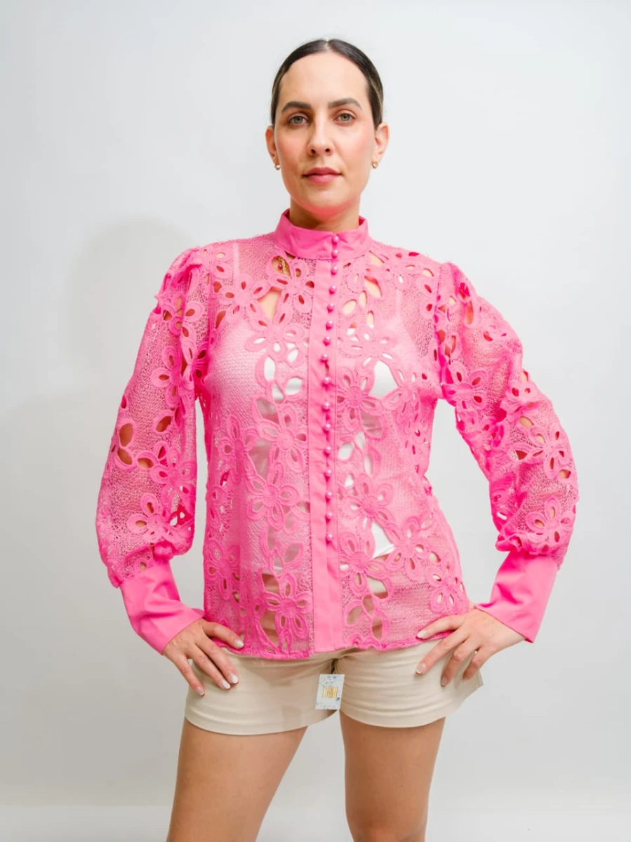 CAMISA ROSA DE ENCAJE CON BLUSA BASICA BLANCA