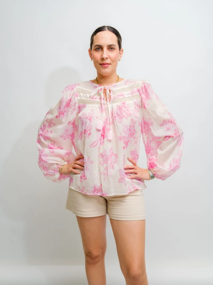 CAMISA BLANCA OLGADA CON ESTAMPADO DE FLORES ROSAS