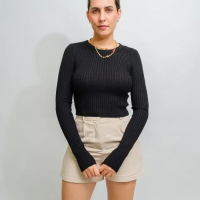 BLUSA BASICA NEGRA CON MANGAS LARGAS