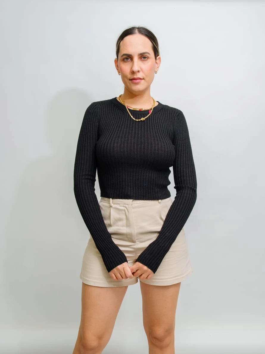 BLUSA BASICA NEGRA CON MANGAS LARGAS