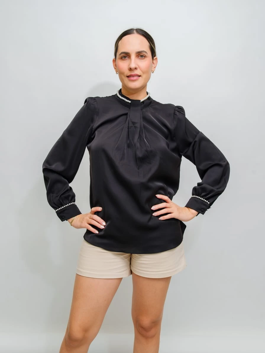 CAMISA NEGRA CON PERLAS EN EL CUELLO Y PUÑOS