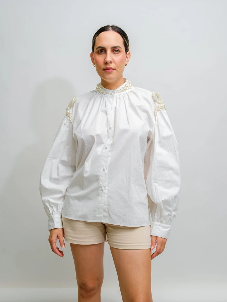 CAMISA BLANCA CON PERLAS EN HOMBROS Y CUELLO