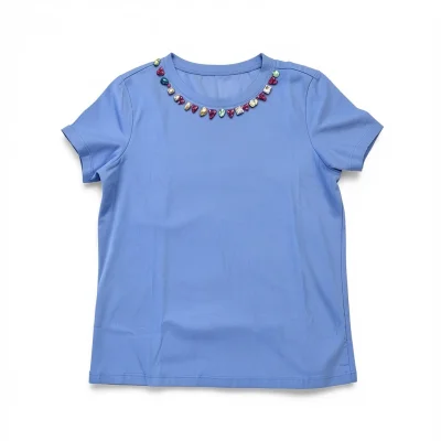 BLUSA BASICA AZUL DE PIEDRAS EN EL CUELLO