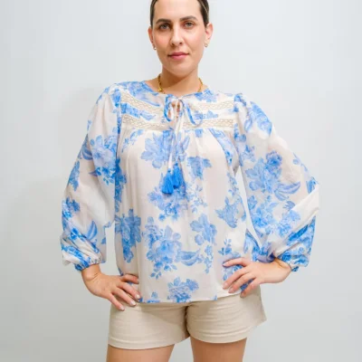 BLUSA BLANCA CON ESTAMPADO DE FLORES AZULES