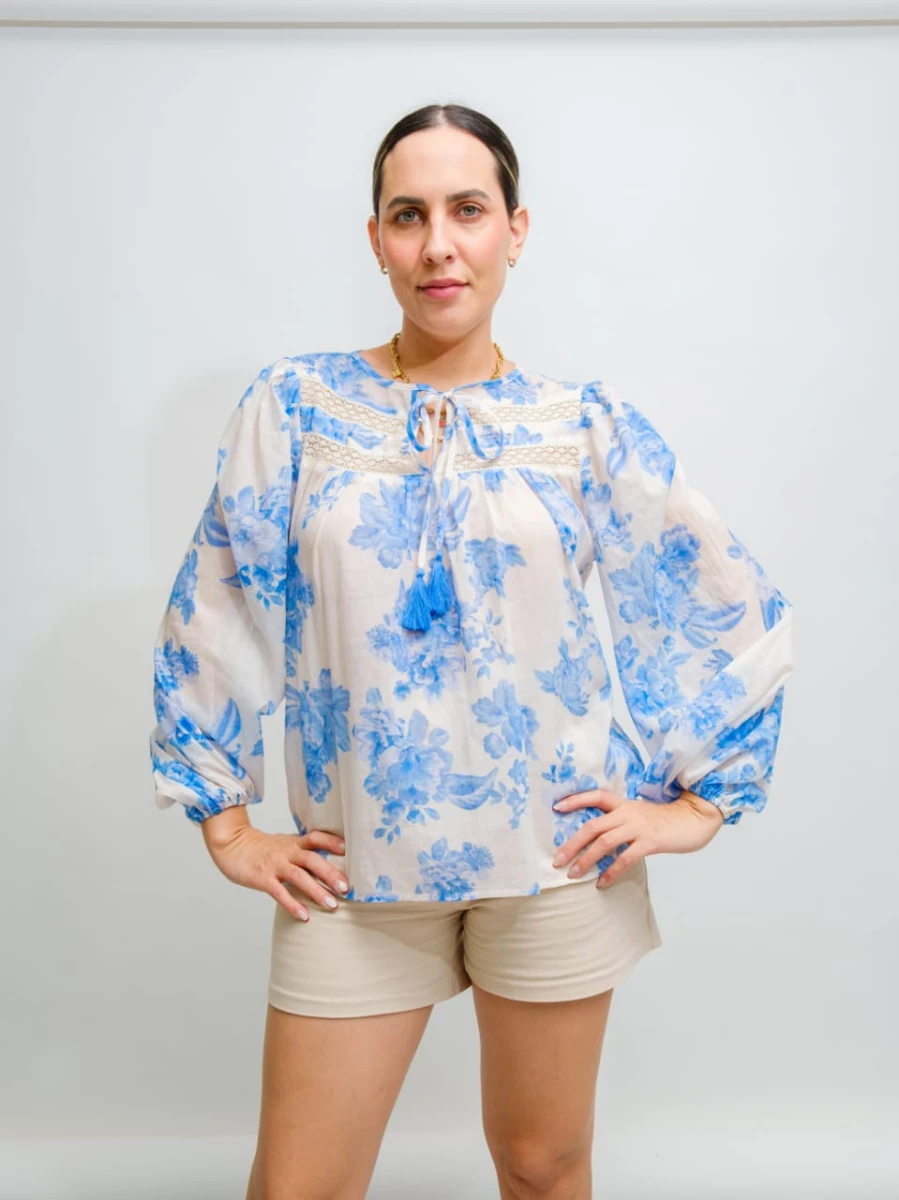 BLUSA BLANCA CON ESTAMPADO DE FLORES AZULES