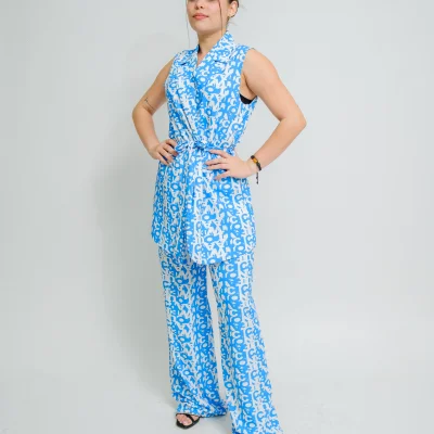 SET AZUL DE CHALECO Y PANTALON CON ESTAMPADO