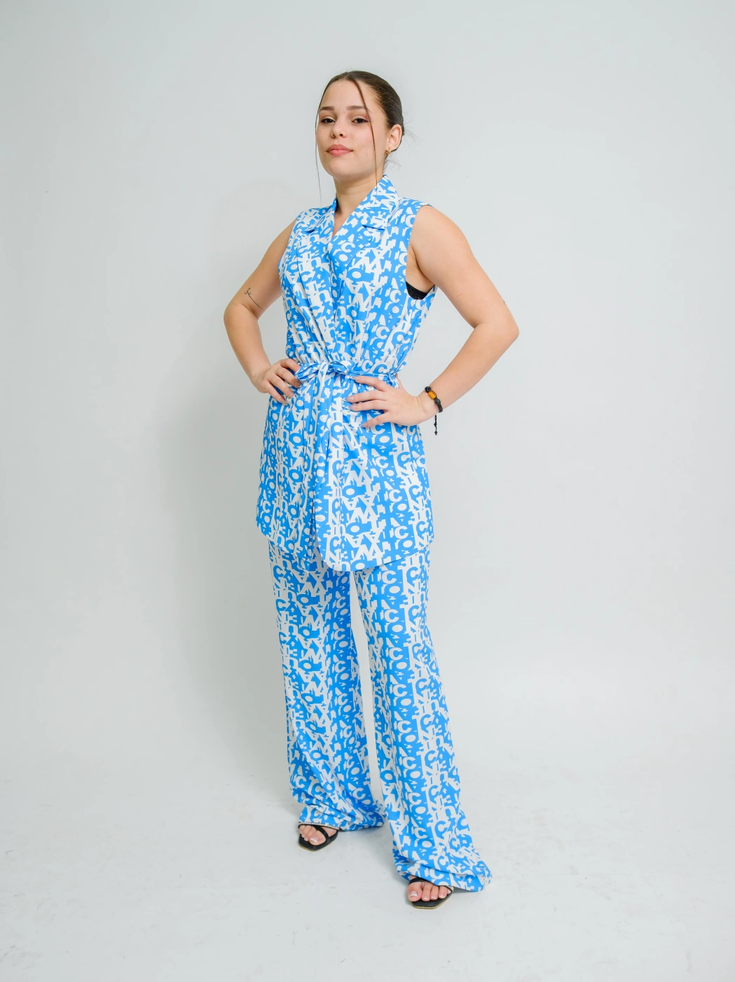 SET AZUL DE CHALECO Y PANTALON CON ESTAMPADO