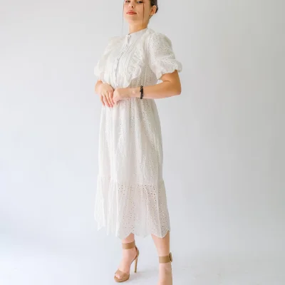 VESTIDO BLANCO CON PLIEGOS EN EL FRENTE Y BORDADO