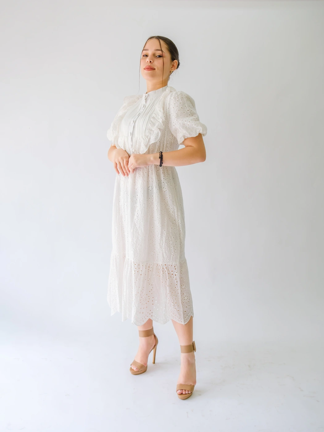 VESTIDO BLANCO CON PLIEGOS EN EL FRENTE Y BORDADO