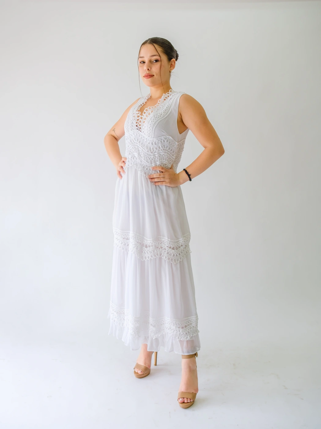 VESTIDO BLANCO BORDADO SIN MANGAS