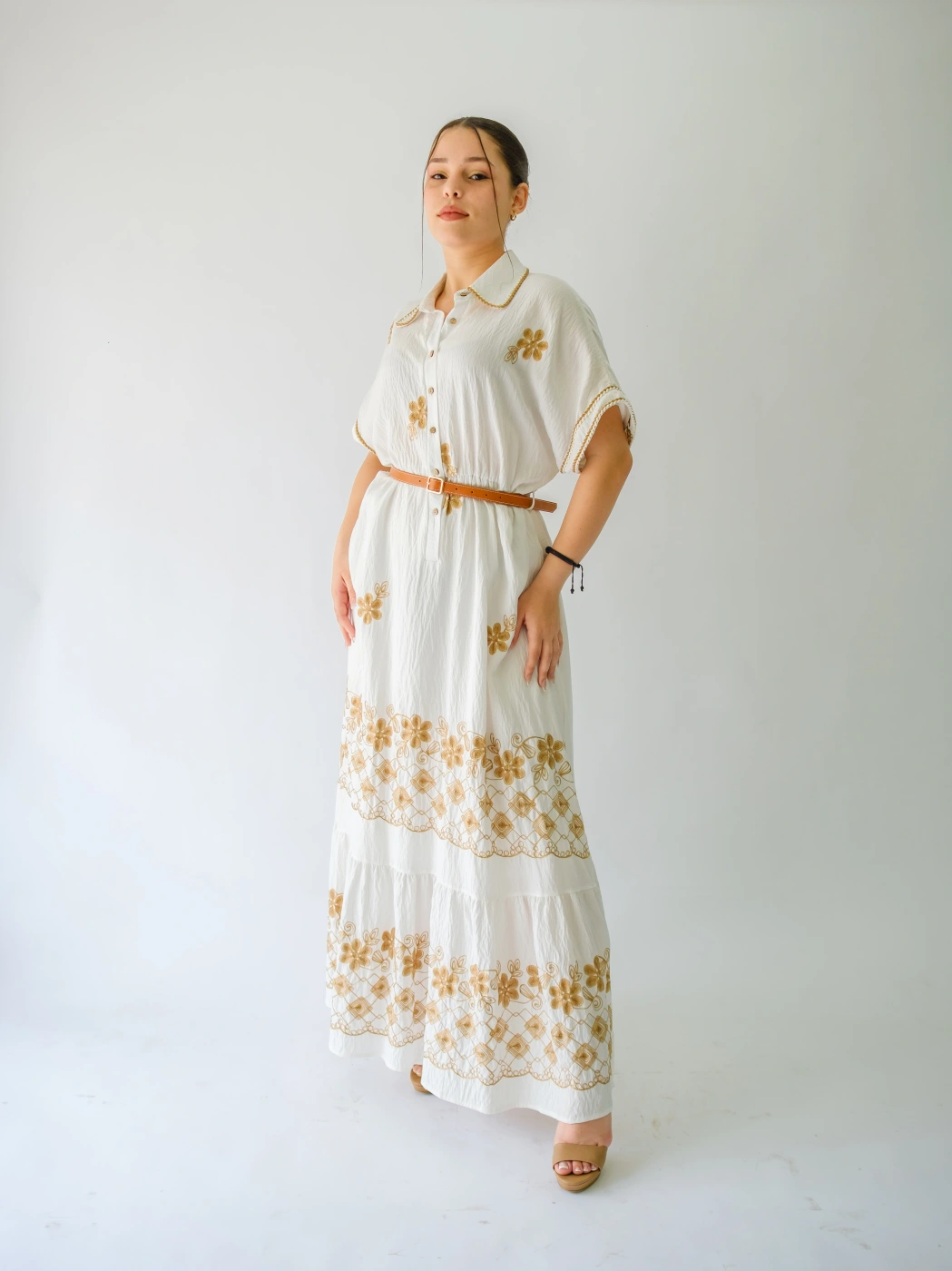 VESIDO BLANCO  LARGO CON BORDADO CAFE